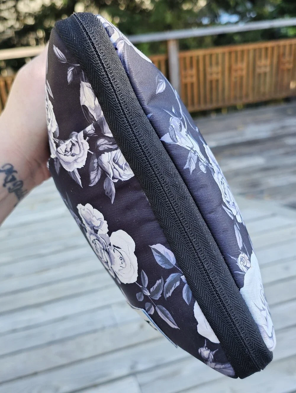 Kinmac 360° Protective Laptop Sleeve in White Rose Floral